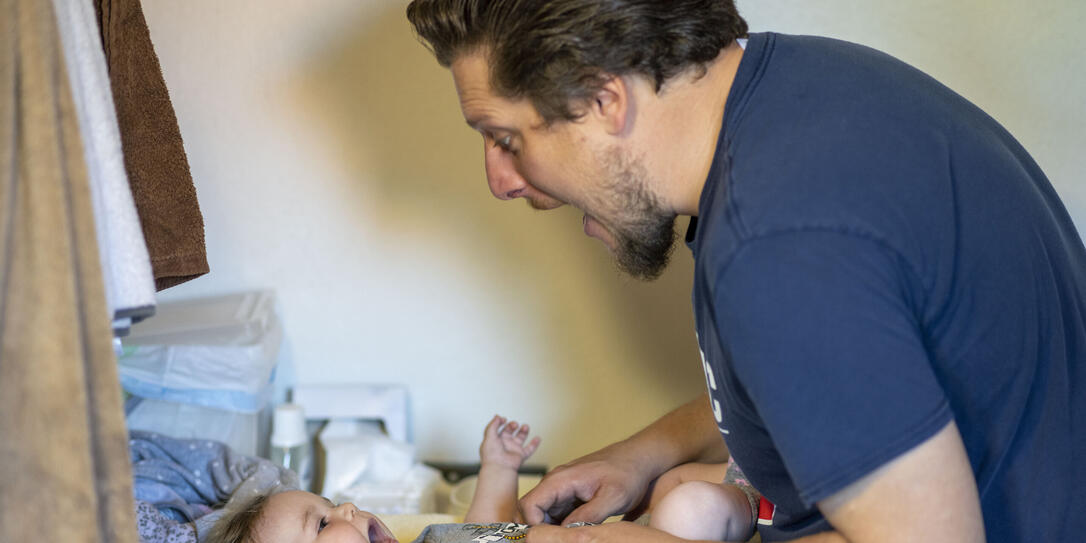 KLEINKIND, BABY, BEBE, SAEUGLING, KIND, TOCHTER, MAEDCHEN, ELTERN, VATER, EHEMANN, KINDERBETREUUNG, VATERSCHAFTSURLAUB, ELTERNZEIT KLEINKIND, BABY, BEBE, SAEUGLING, KIND, TOCHTER, MAEDCHEN, ELTERN, VATER, EHEMANN, KINDERBETREUUNG, VATERSCHAFTSURLAUB, ELTERNZEIT