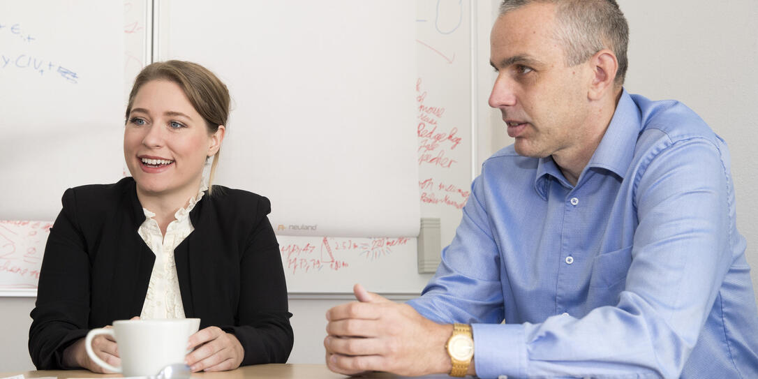 US-Wissenschaftlerin Demelza Hays und Michael Hanke, Professor für Finance am Institut für Finanzdienstleistungen, haben sich intensiv mit der neuen Technologie auseinandergesetzt. US-Wissenschaftlerin Demelza Hays und Michael Hanke, Professor für Finance am Institut für Finanzdienstleistungen, haben sich intensiv mit der neuen Technologie auseinandergesetzt.