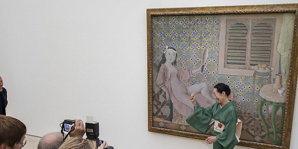 Setsuko K&#322;ossowska de Rola, Künstlerin und Witwe von Balthus, posiert für die Fotografen vor dem Bild "La Chambre turgue", beobachtet von Sam Keller (links), an der Vorschau der Ausstellung "Balthus" am Freitag in der Fondation Beyeler in Riehen BS. (Bild: KEYSTONE/Patrick Straub)