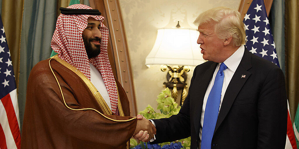 Der jüngere Bruder des mächtigen saudischen Kronprinzen Mohammed bin Salman (links) ist als saudischer Botschafter in den USA abgezogen worden. (Archivbild)