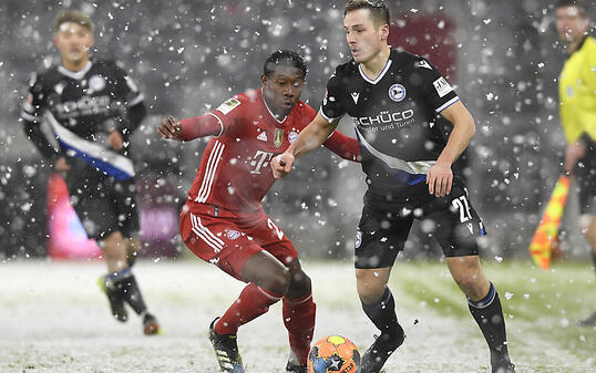 Im dichten Schneetreiben findet Klub-Weltmeister Bayern München den Tritt in der Bundesliga nicht wirklich wieder