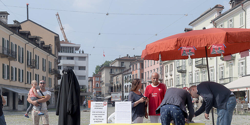 Das seit rund zwei Jahren im Tessin geltende Verh&uuml;llungsverbot trifft gem&auml;ss dem "Sonntagsblick" oftmals Fussballfans oder Personen mit lustigen Kost&uuml;men statt Musliminnen mit Burka. (Archivbild)