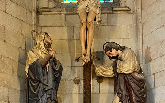 In der Kathedrale von Barcelona findet man diese gotische Darstellung des Christus am Kreuz mit seiner Mutter Maria und dem Apostel Johannes.