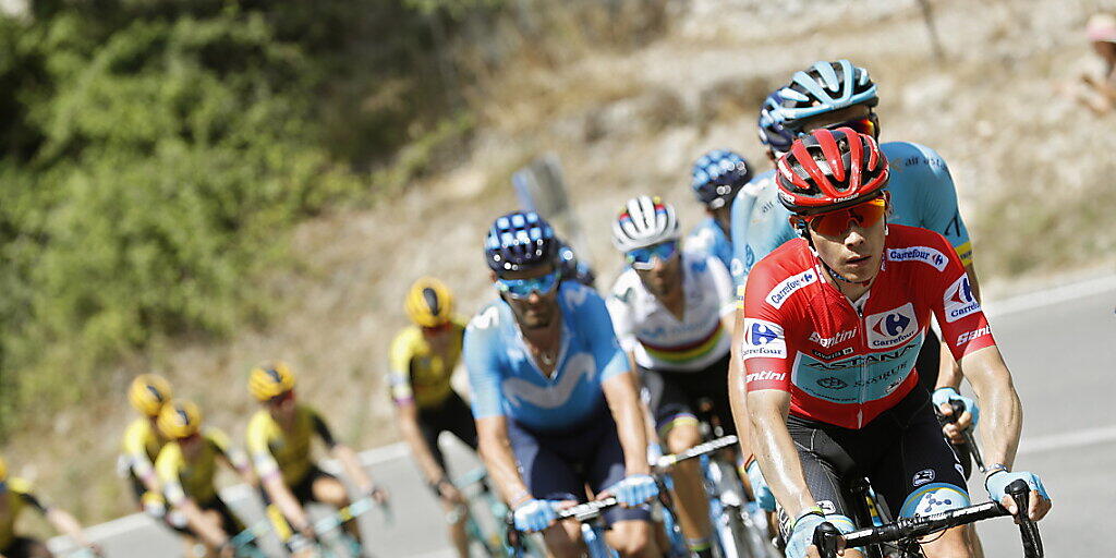 Der Kolumbianer Miguel Angel Lopez (vorne) ist das rote Leadertrikot der Vuelta bereits nach einem Tag wieder los