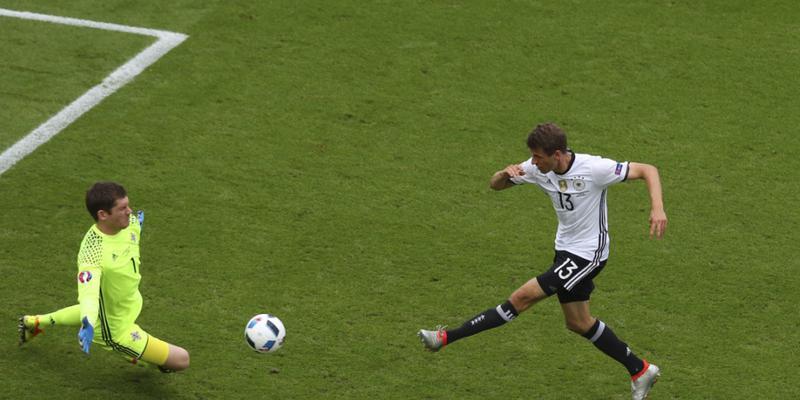 Drei EM-Spiele und noch kein Tor - der Deutsche Thomas Müller (13) hat Ladehemmung