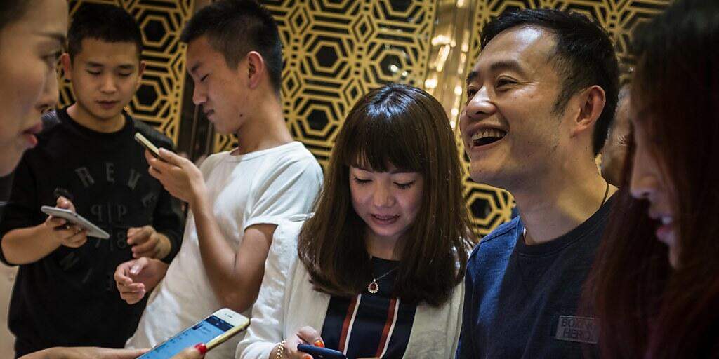 Die Smartphone-App WeChat ist vor allem bei Chinesen sehr beliebt. Die Zahl der Konten hat inzwischen die Marke von einer Milliarde durchbrochen. (Archiv)
