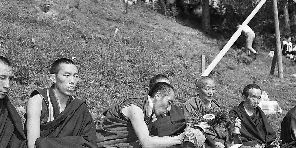 Buddhistische Mönche legen am 29. Juli 1967 den Grundstein zum klösterlichen Tibet-Institut in Rikon im Tösstal. (Archivbild)