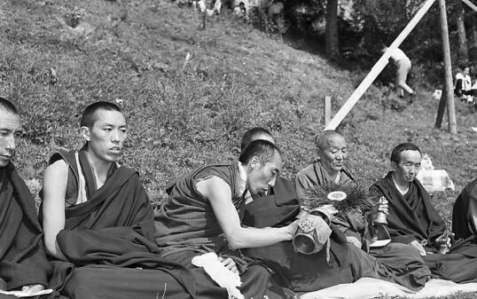 Buddhistische Mönche legen am 29. Juli 1967 den Grundstein zum klösterlichen Tibet-Institut in Rikon im Tösstal. (Archivbild)