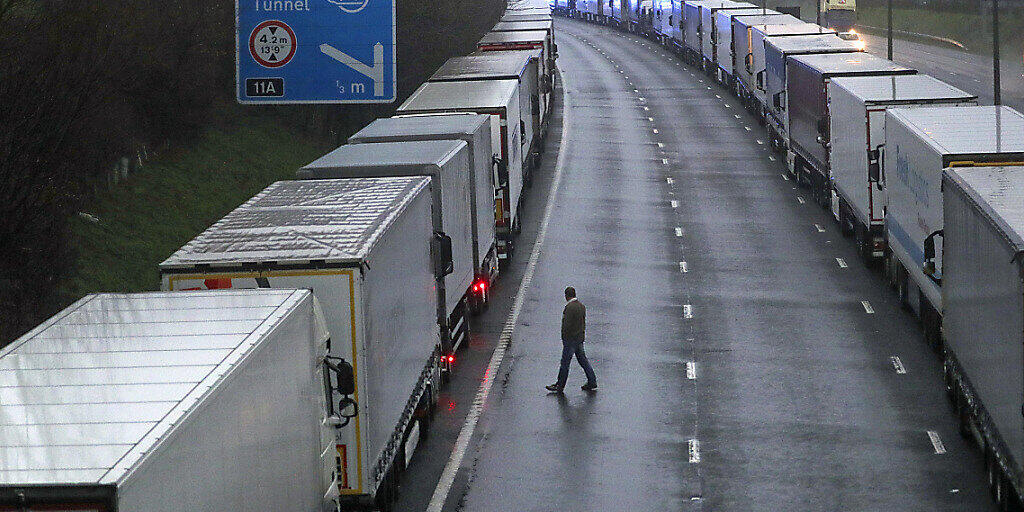 Lastwagen stehen in langen Schlangen auf der M20 in der Nähe von Folkestone in der Grafschaft Kent im Stau, nachdem der Zugang zum Eurotunnel nach der Ankündigung der französischen Regierung, in den nächsten 48 Stunden keine Passagiere aus Großbritannien zu akzeptieren, geschlossen wurde. Foto: Steve Parsons/PA Wire/dpa