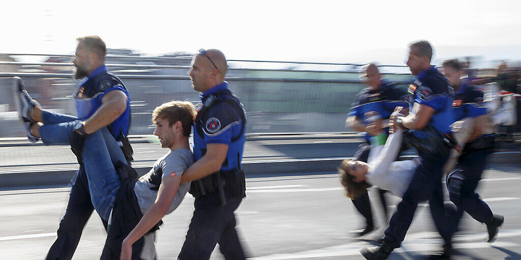 Aktivisten der Bewegung "Extinction Rebellion" gegen die Klimakrise wurden am 20. September von der Polizei weggetragen und in Gewahrsam genommen, nachdem sie eine zentrale Brücke in Lausanne blockiert hatten. (Archivbild).