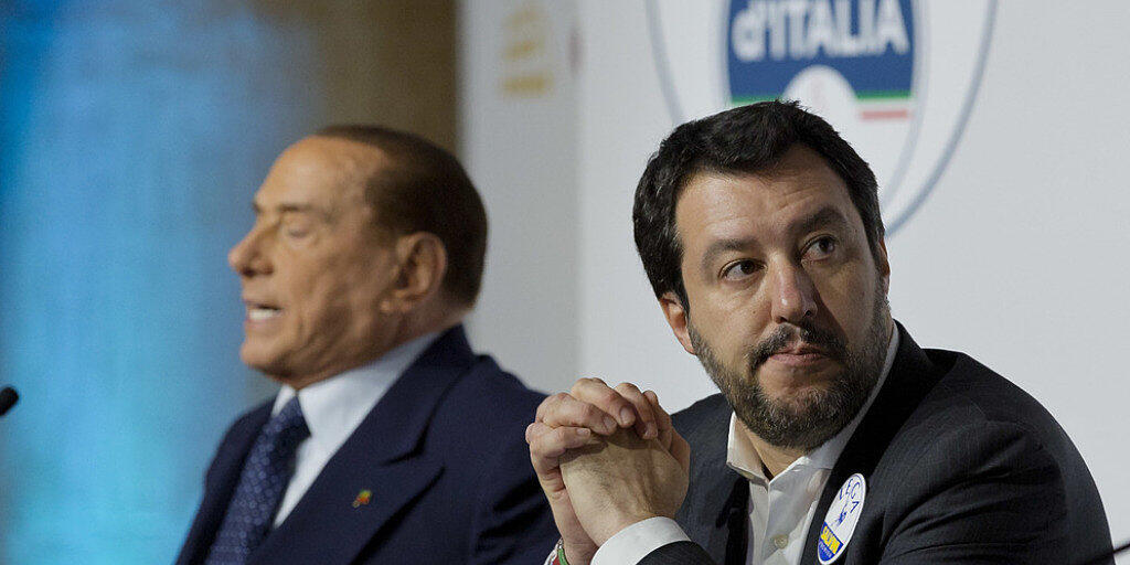 Der Chef der rechtsextremen Lega, Matteo Salvini (r), erhält Rückendeckung von Forza-Italia-Chef Silvio Berlusconi (l). (Archiv)