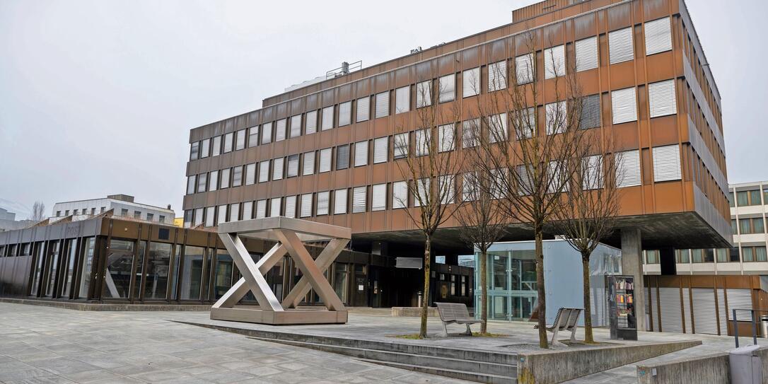 250211 Altes Postgebäude in Vaduz soll neuer Platz werden für