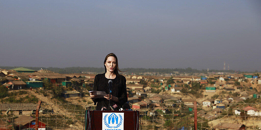 Die US-Schauspielerin und Regisseurin Angelina Jolie machte sich in einem Flüchtlingslager in Bangladesch ein Bild von der Lage der Flüchtlinge.