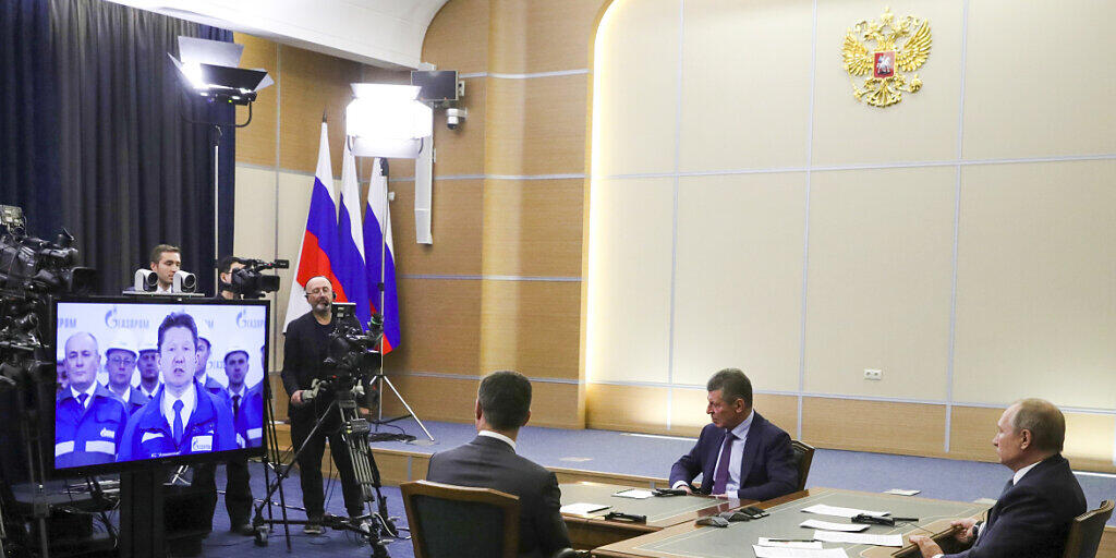 Russlands Präsident Wladimir Putin und sein chinesischer Amtskollege Xi Jinping haben am Montag die Fertigstellung der Pipeline "Kraft Sibiriens" auf russischer Seite gefeiert.
