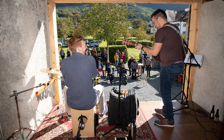 20201004 Live um 11 beim Alten Pfarrhof in Balzers mit Prince Vince - Robin Kind (Cajon) und Tobias Neg