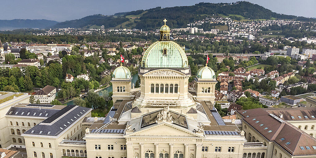 In Bern treffen heute die Parlamentarierinnen und Parlamentarier zur Herbstsession ein. In den nächsten drei Wochen geht es im Bundeshaus unter anderem um Unternehmenssteuern und Waffen. (Archiv)