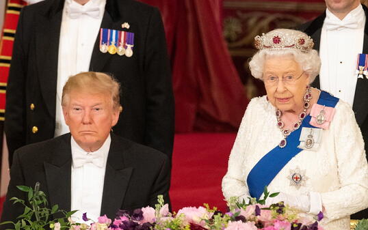 Die Queen hat am Montagabend bei einem Abendessen auch kritische Worte an den US-Präsidenten Donald Trump gerichtet.