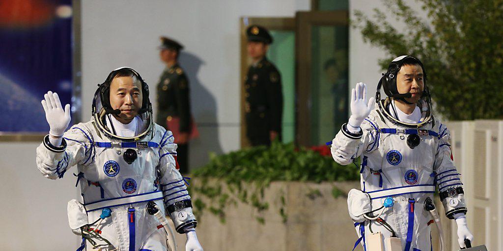 Sagen der Erde adieu: Chinesische Astronauten vor ihrer Reise zum Raumlabor "Tiangong 2".
