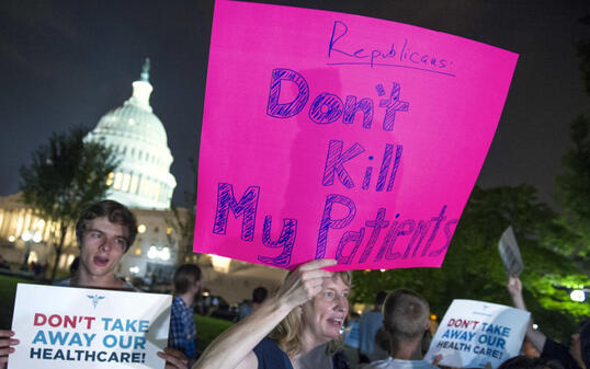 Für sie ist der Entscheid der US-Senatoren ein Etappensieg: Demonstranten, die sich vor dem Kapitol in Washington gegen eine Abschaffung von "Obamacare" stark machen.