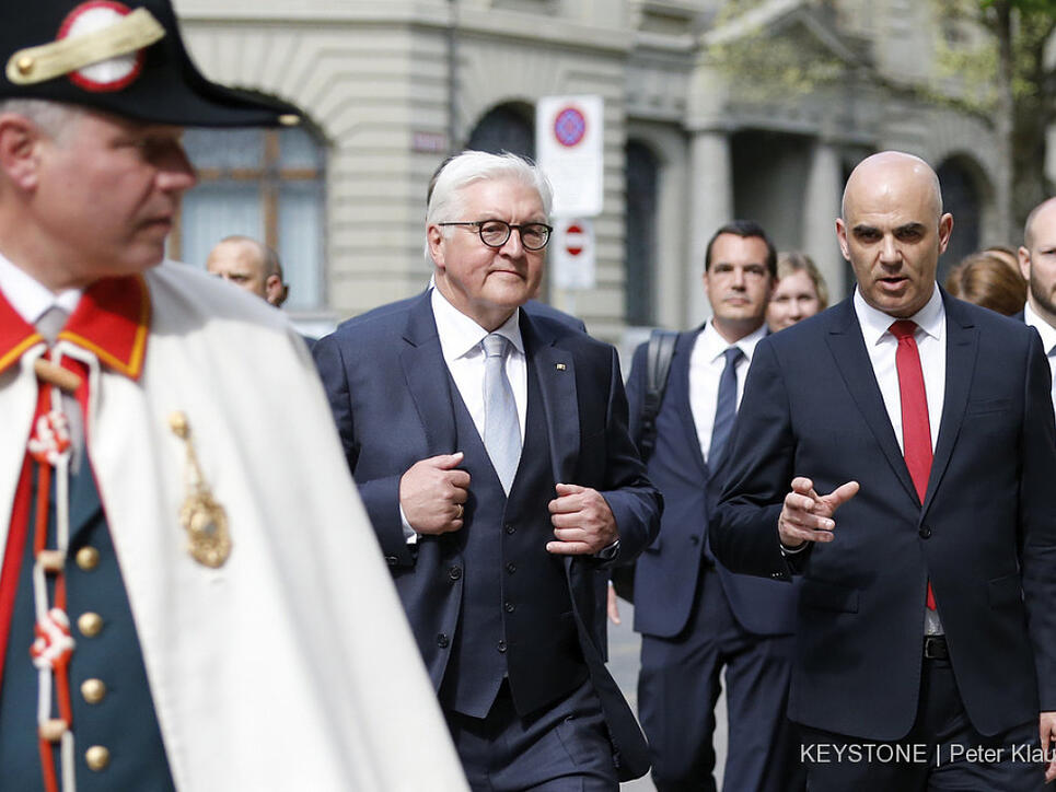 Haben die ausgezeichneten Beziehungen zwischen der Schweiz und Deutschland hervorgehoben: der deutsche Bundespräsident Frank-Walter Steinmeier (m.) und sein Schweizer Amtskollege Alain Berset (r.). Steinmeiers Staatsbesuch geht morgen Donnerstag zu Ende.