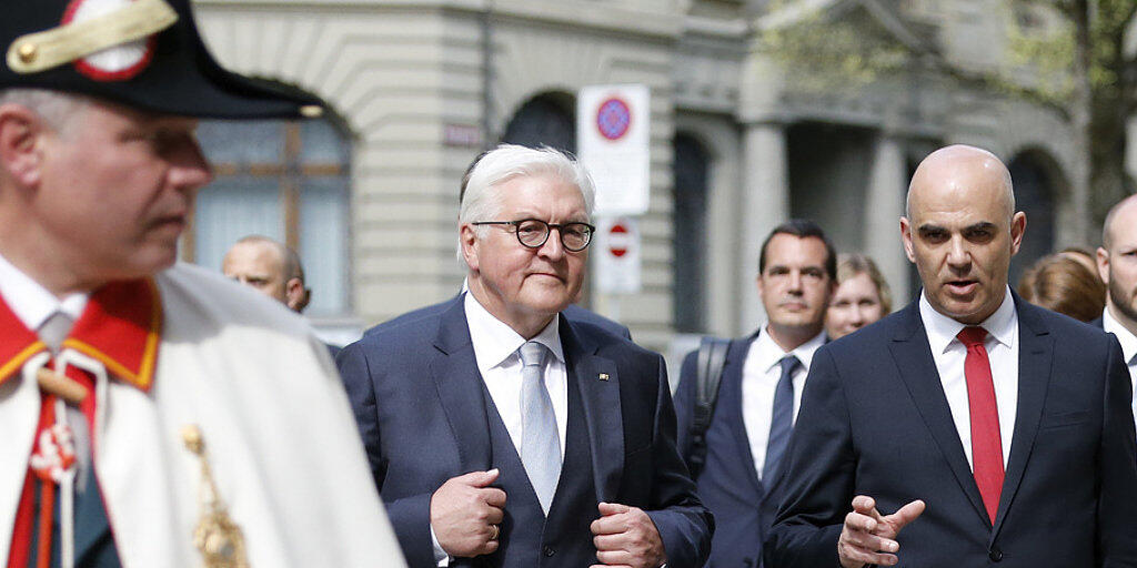 Haben die ausgezeichneten Beziehungen zwischen der Schweiz und Deutschland hervorgehoben: der deutsche Bundespräsident Frank-Walter Steinmeier (m.) und sein Schweizer Amtskollege Alain Berset (r.). Steinmeiers Staatsbesuch geht morgen Donnerstag zu Ende.