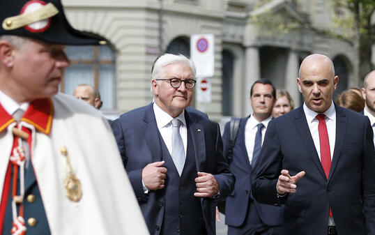 Haben die ausgezeichneten Beziehungen zwischen der Schweiz und Deutschland hervorgehoben: der deutsche Bundespräsident Frank-Walter Steinmeier (m.) und sein Schweizer Amtskollege Alain Berset (r.). Steinmeiers Staatsbesuch geht morgen Donnerstag zu Ende.