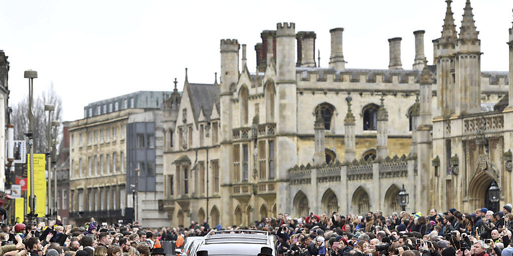 Der Trauerzug bei der Ankunft bei der Kirche Great St. Mary's im britischen Cambridge. Hawking war seit 1979 Professor für Mathematik in Cambridge und stand damit in der Nachfolge von Isaac Newton.