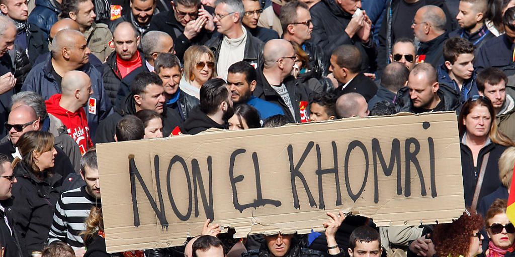 Arbeiter und Studenten protestieren in Marseille gegen die Arbeitsmarktreform von Ministerin El Khomri. Arbeiter und Studenten protestieren in Marseille gegen die Arbeitsmarktreform von Ministerin El Khomri.