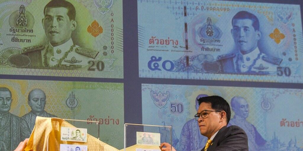 Die thailändische Zentralbank stellt die neuen Banknoten mit der Abbildung des neuen Königs vor.