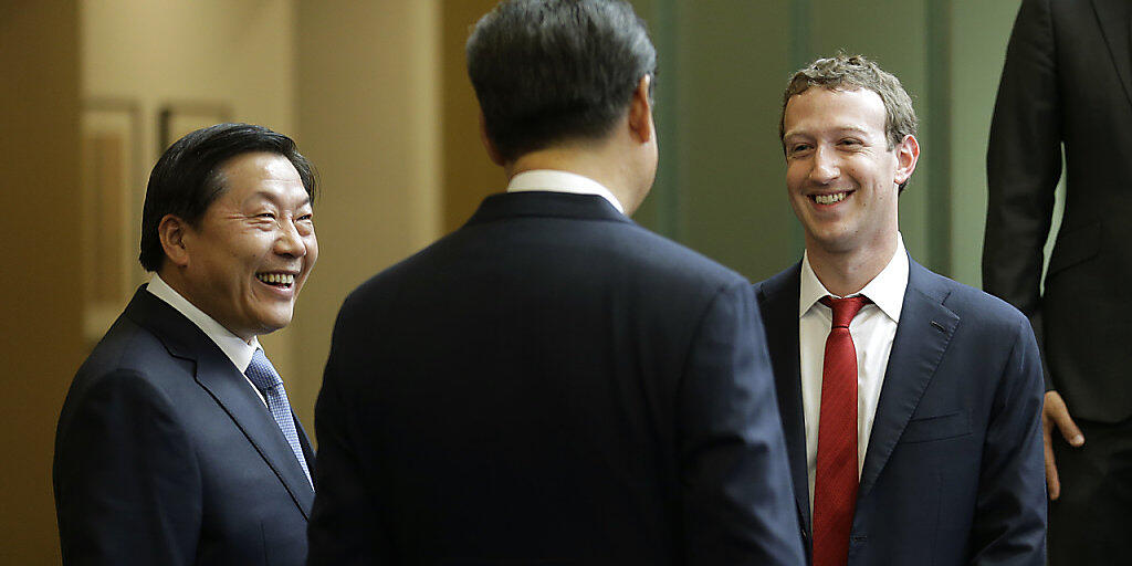 Chinas Präsident Xi Jinping (Mitte) im Gespräch mit Facebook-Chef Mark Zuckerberg (rechts). (Archivbild)