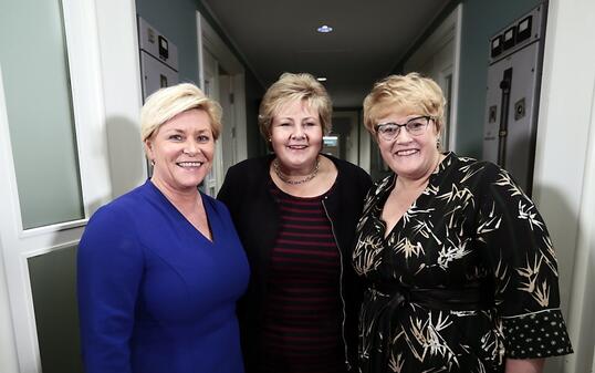 Die drei politischen Schwergewichte Norwegens bilden mit ihrer Dreiparteien-Minderheitskoalition die neue Regierung. Von links die Parteichefinnen Siv Jensen (rechtspopulistische Fortschrittspartei Frp), Ministerpräsidentin Erna Solberg (konservative Høyre) und Trine Skei Grande (liberale Venstre).