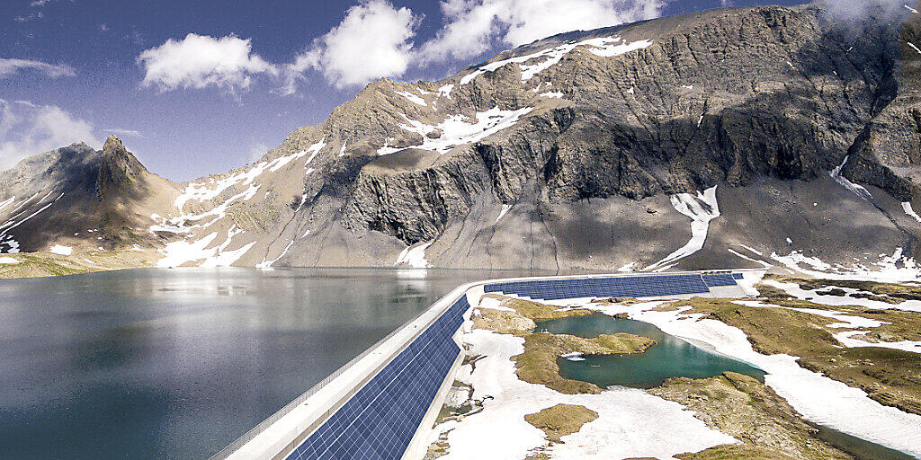 Die Axpo plant die erste alpine Solar-Grossanlage der Schweiz. Die Panels sollen auf der Muttsee-Staumauer des Pumpspeicherwerks Limmern (GL) befestigt werden.