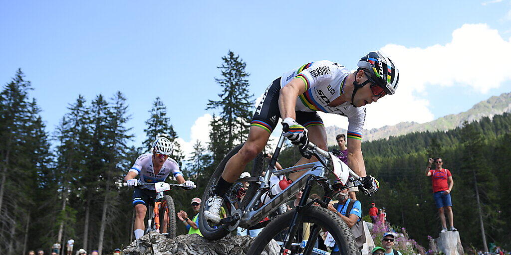 In dieser Szene fährt Nino Schurter noch vor Mathieu van der Poel