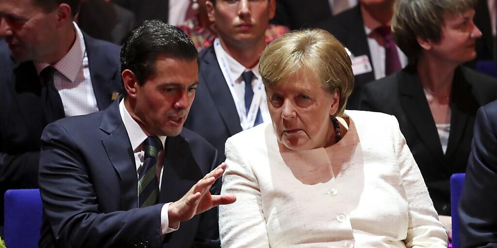 Der mexikanische Präsident Enrique Peña Nieto (links) unterhält sich bei der Eröffnung der Hannover Messe mit Kanzlerin Angela Merkel.