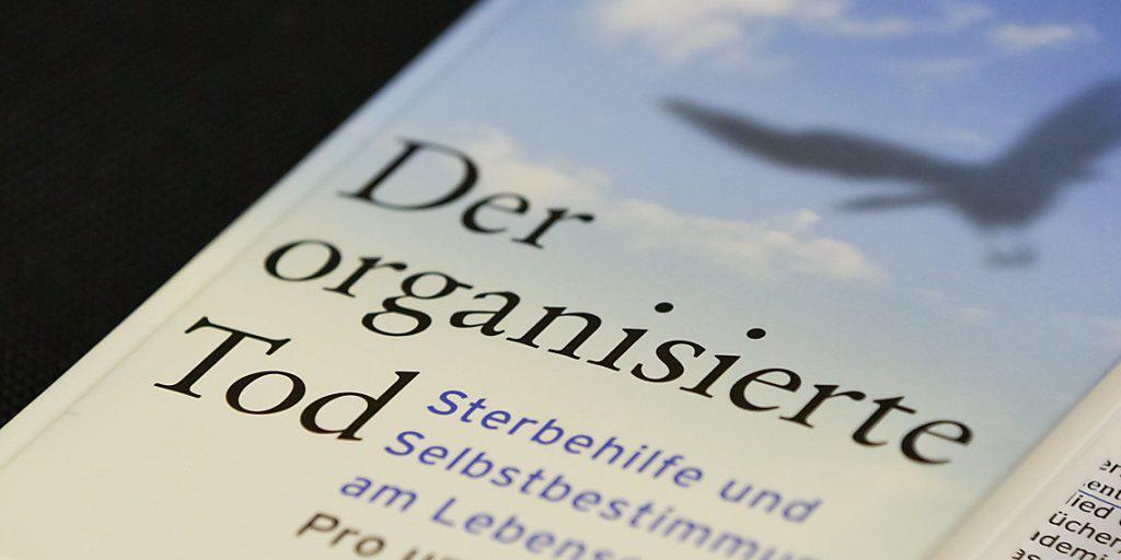 Das Buch "Der organisierte Tod. Sterbehilfe und Selbstbestimmung am Lebensende - Pro und Contra" wurde am Exit-Sterbehilfe-Kongress vor drei Jahren vorgestellt. Es bildet noch immer den Leitfaden für die heute über 90'000 Mitglieder der Organisation (Archiv)