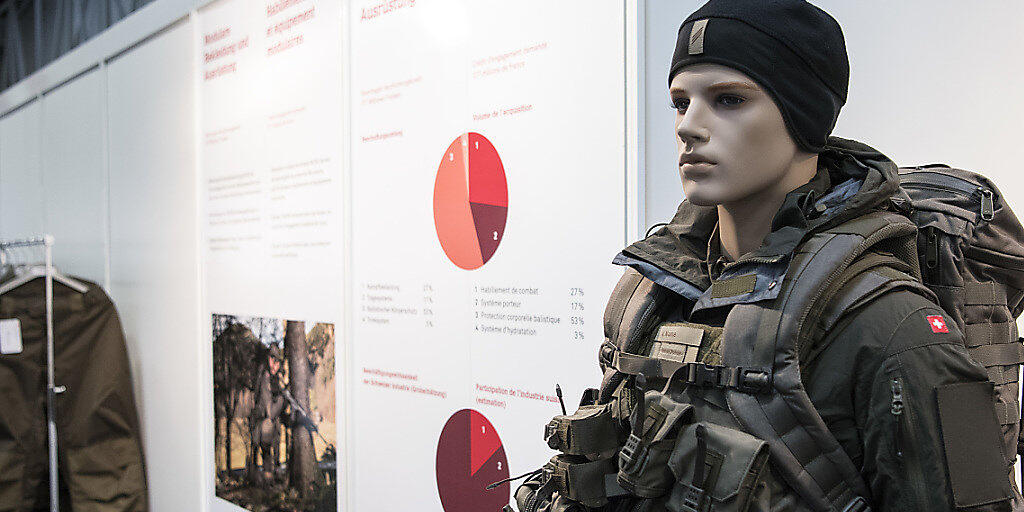 Eine Puppe mit der neuen Bekleidung für Soldaten, die am Dienstag in Thun präsentiert wurde. In der Sicherheitspolitischen Kommission des Ständerates hat der Kredit für Schutzwesten Fragen aufgeworfen.