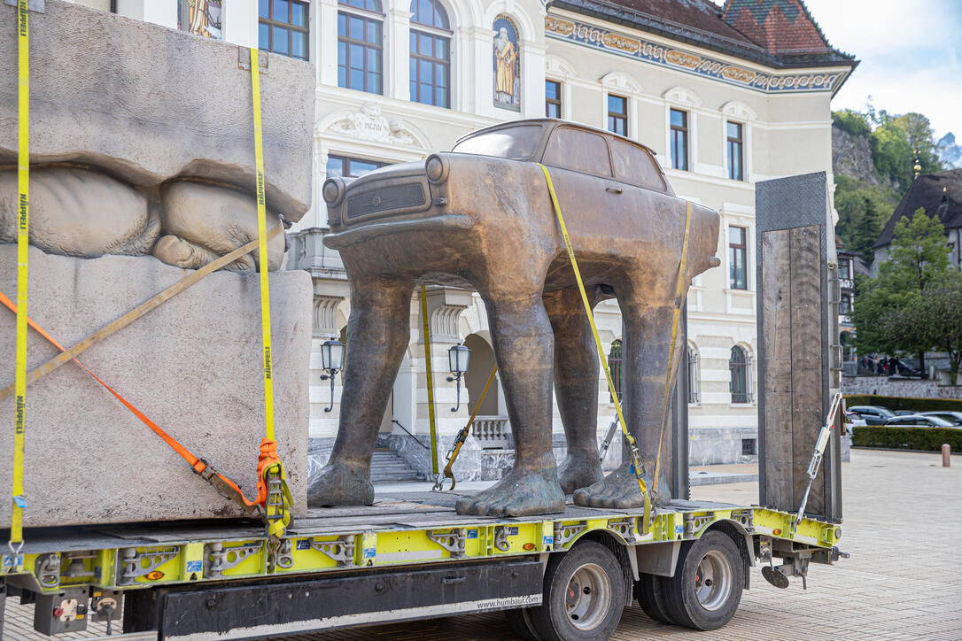 Aufbau der Skulpturen der Bad Ragartz in Vaduz (26.04.2024)