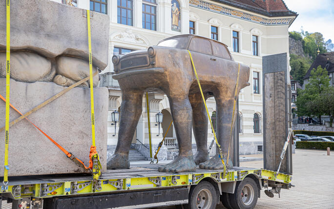 Aufbau der Skulpturen der Bad Ragartz in Vaduz (26.04.2024)
