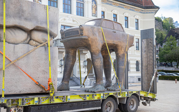 Aufbau der Skulpturen der Bad Ragartz in Vaduz (26.04.2024)