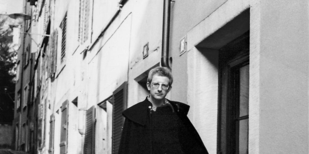 Federico Angst, der Autor des Kultubuchs "Mars", um 1974 vor seiner Wohnung in Zürich. Für die Aufarbeitung des literarischen Nachlasses des 1976 verstorbenen Schriftstellers erhält der Germanist Diego León-Villagrá 20'000 Franken Herausgeberförderung des Migros Kulturprozent. (z.V.g.) Federico Angst, der Autor des Kultubuchs "Mars", um 1974 vor seiner Wohnung in Zürich. Für die Aufarbeitung des literarischen Nachlasses des 1976 verstorbenen Schriftstellers erhält der Germanist Diego León-Villagrá 20'000 Franken Herausgeberförderung des Migros Kulturprozent. (z.V.g.)