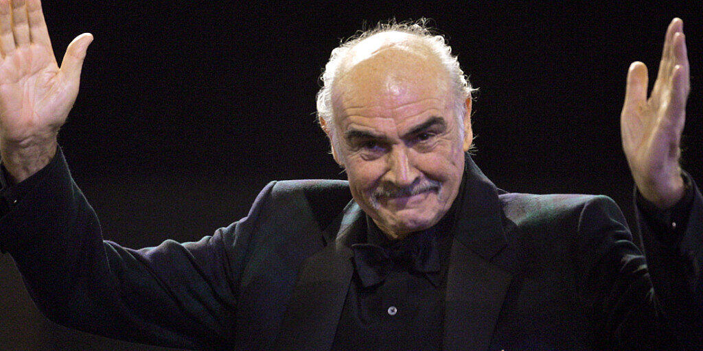 ARCHIV - Sean Connery steht auf der Bühne bei der Verleihung des Europäischen Filmpreises 2005 in Berlin , wo er den Ehrenpreis der European Film Academy für sein Lebenswerk erhielt. James-Bond-Legende Sean Connery ist tot. Foto: Marcus Brandt/ddp-Pool/dpa ARCHIV - Sean Connery steht auf der Bühne bei der Verleihung des Europäischen Filmpreises 2005 in Berlin , wo er den Ehrenpreis der European Film Academy für sein Lebenswerk erhielt. James-Bond-Legende Sean Connery ist tot. Foto: Marcus Brandt/ddp-Pool/dpa