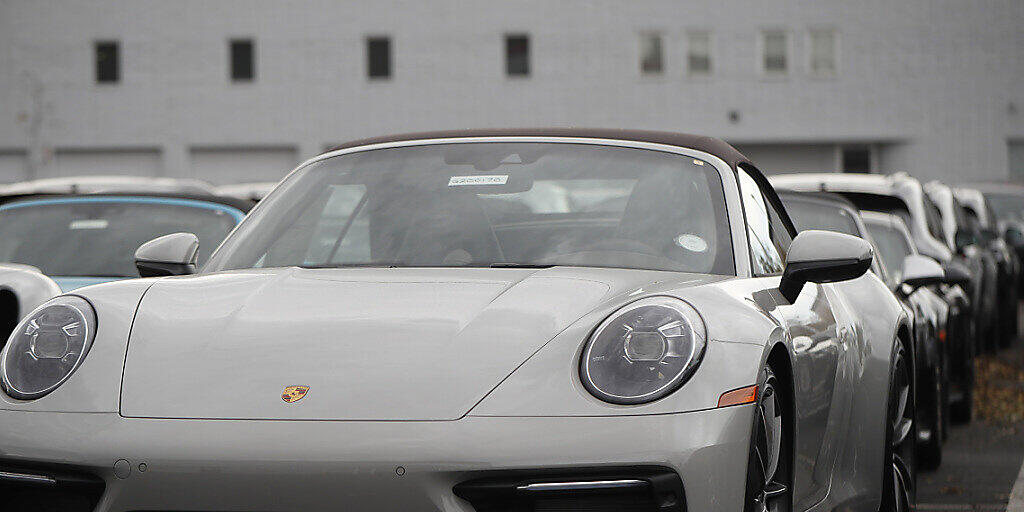 Gibt es neu auch online: ein Porsche 911 Carrera (Archivbild).