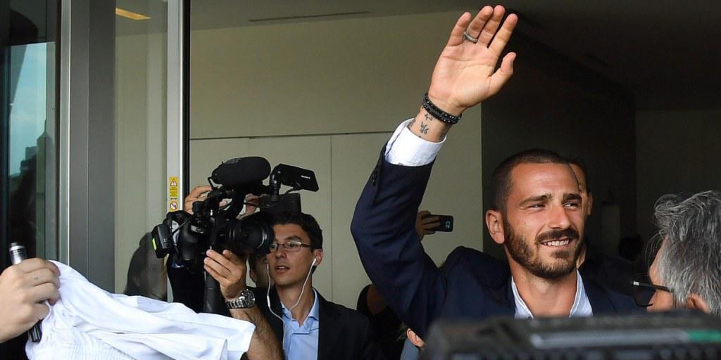 Leonardo Bonucci lässt sich bei der Ankunft in Mailand feiern