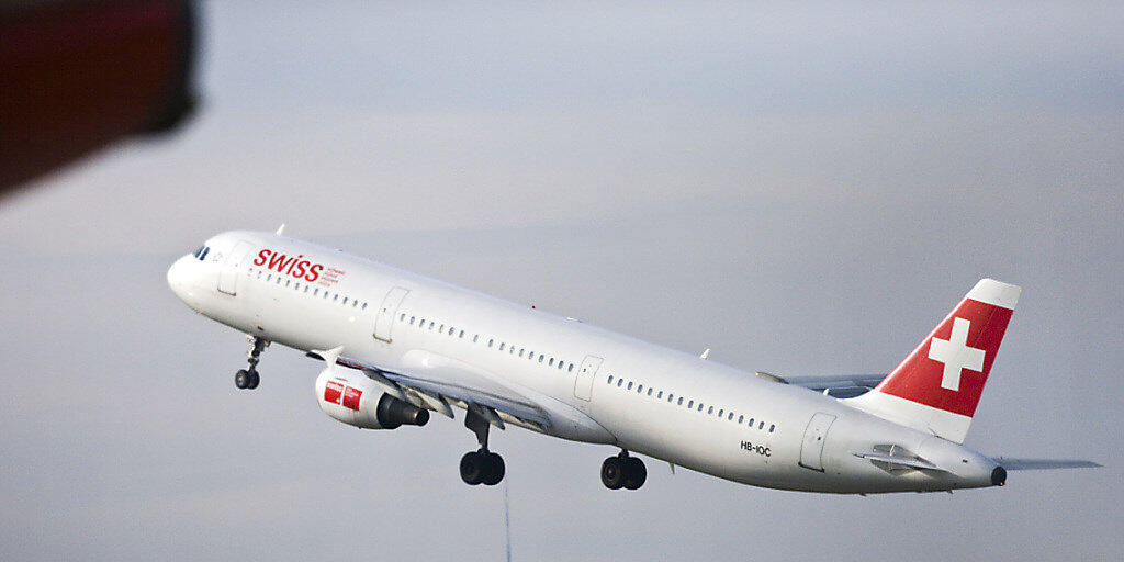 Ein Airbus A321-111 der Swiss (Bild) musste am Donnerstagabend auf dem Weg von Barcelona nach Z&uuml;rich in Marseille zwischenlanden. Grund war ein verd&auml;chtiger Geruch im Cockpit und in der Kabine. (Archiv)