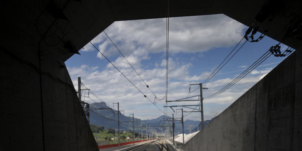 Erste Zuge Rollen Zu Neuem Gotthard Tunnel Vaterland Online