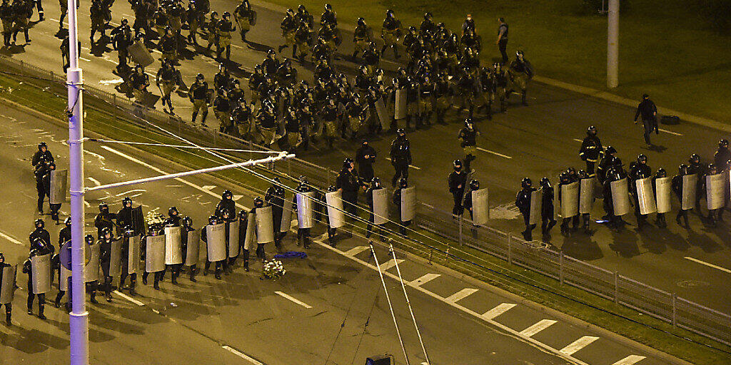 Die Polizei blockiert einen Platz in Minsk. Foto: Uncredited/AP/dpa