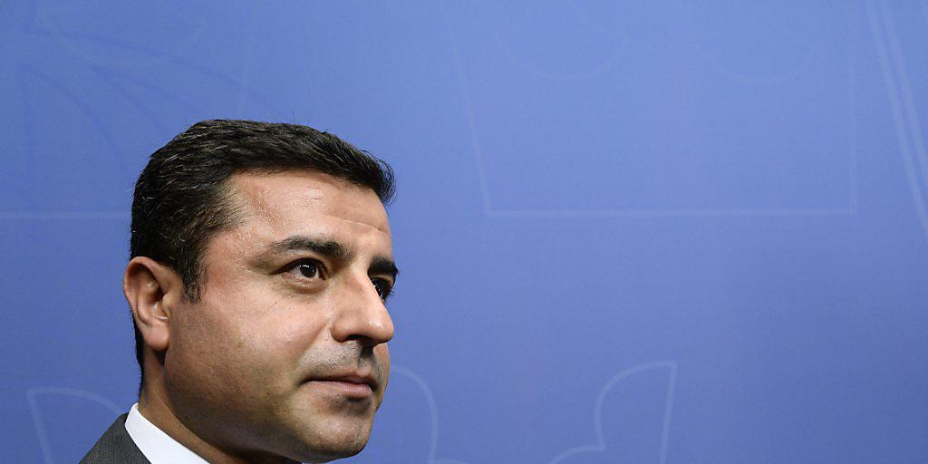 Chef der kurdischen Partei HDP Selahattin Demirtas: Um einen Bürgerkrieg zu verhindern, soll die kurdische Arbeiterpartei PKK ihren bewaffneten Kampf aufgeben. Chef der kurdischen Partei HDP Selahattin Demirtas: Um einen Bürgerkrieg zu verhindern, soll die kurdische Arbeiterpartei PKK ihren bewaffneten Kampf aufgeben.