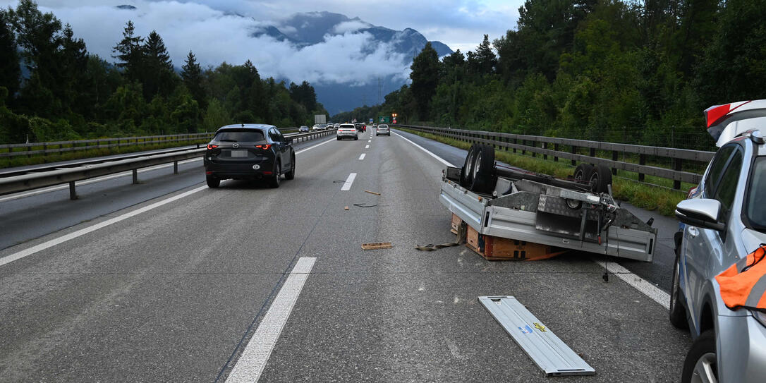 Der umgekippte Anh&auml;nger verursachte einen langen R&uuml;ckstau.
