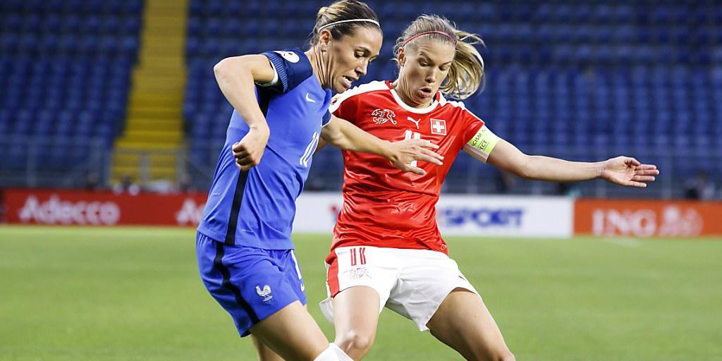 Matchwinnerin für Frankreich: Camille Abily (li.), Torschützin des französischen Ausgleichs, im Zweikampf mit dem Schweizer Captain Lara Dickenmann