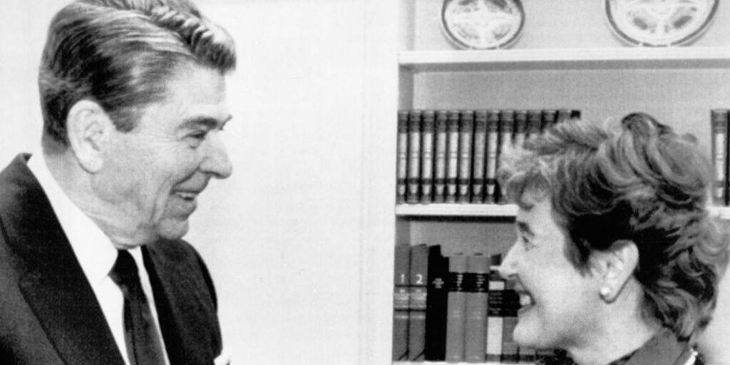 Sie nannte ihn "warmherzig", er sie "charming": Die erste Schweizer Bundesrätin Elisabeth Kopp am 9. November 1987 mit US-Präsident Ronald Reagan im Oval Office. (Archivbild) Sie nannte ihn "warmherzig", er sie "charming": Die erste Schweizer Bundesrätin Elisabeth Kopp am 9. November 1987 mit US-Präsident Ronald Reagan im Oval Office. (Archivbild)